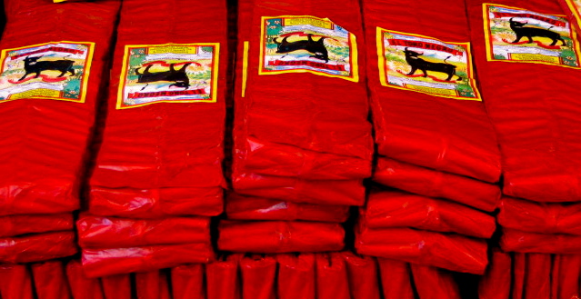 Los cuetes no podían faltar en la Nochebuena de Lima.